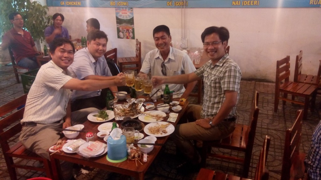 Mekong_Delta_Fisheries_Eating_Food_Beer_Photo_By_Lisa_Van_Wageningen